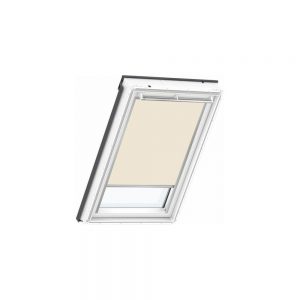 1277-300x300 VELUX SIESTA ROLETNA u bež boji postavljena na krovnom prozoru, za potpuno zamračenje.